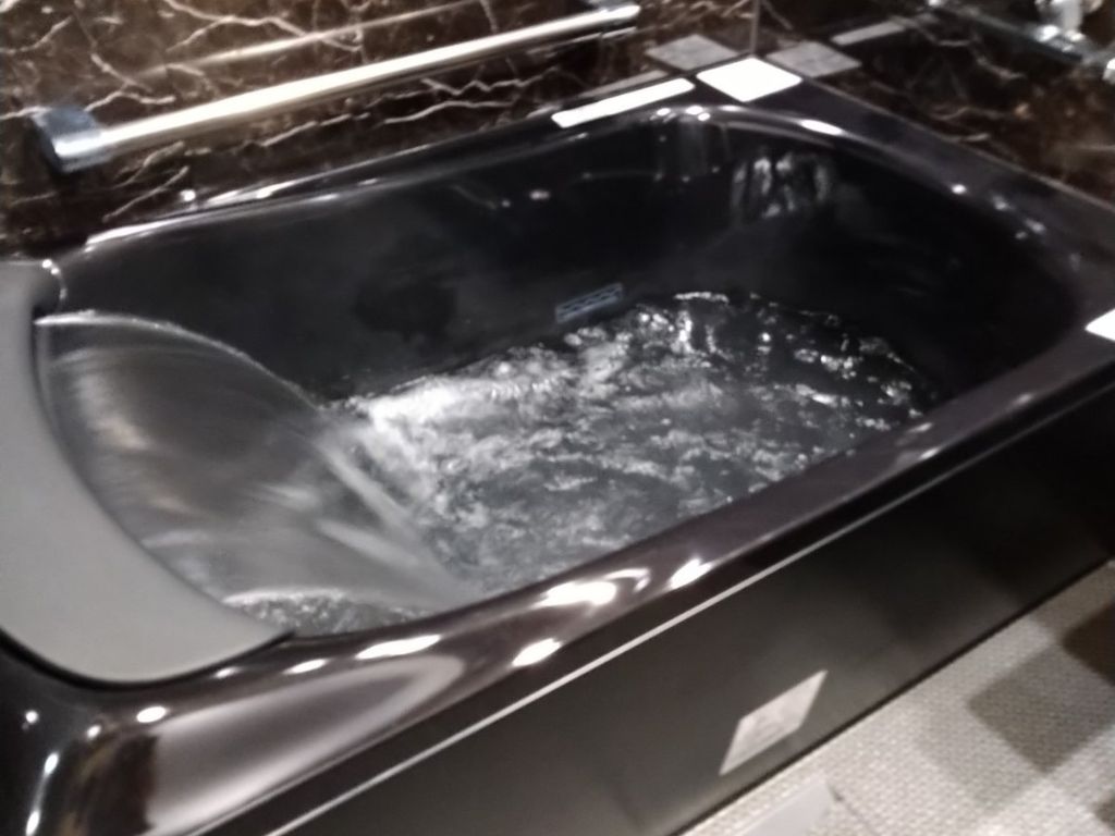 モダン客室 温泉 黒浴槽 大理石調